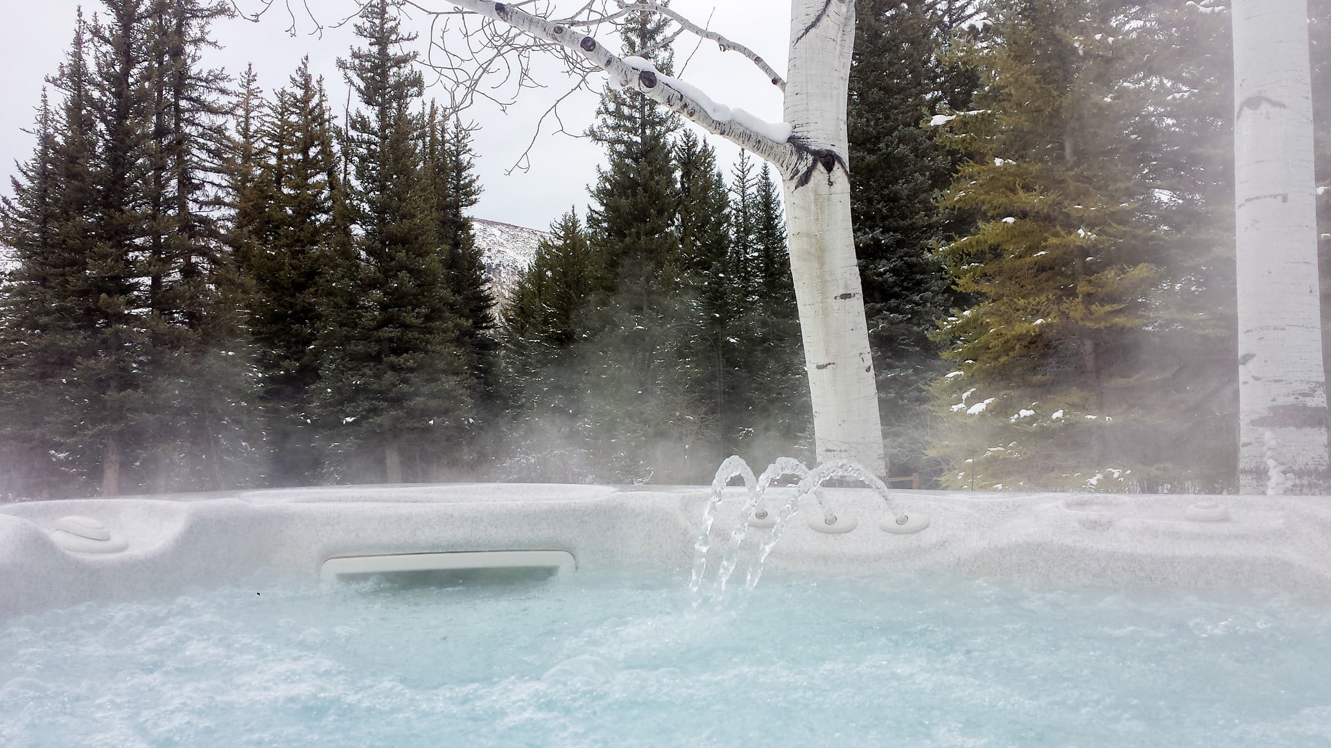 HotSpring-Snow-26 ulkoporeallas-jossa-kansi-päällä-ulkona-terassilla-terassikalusteita-ja-koira