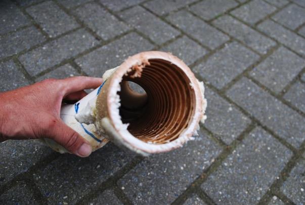 Ulkoporealtaan putki täynnä biofilmiä