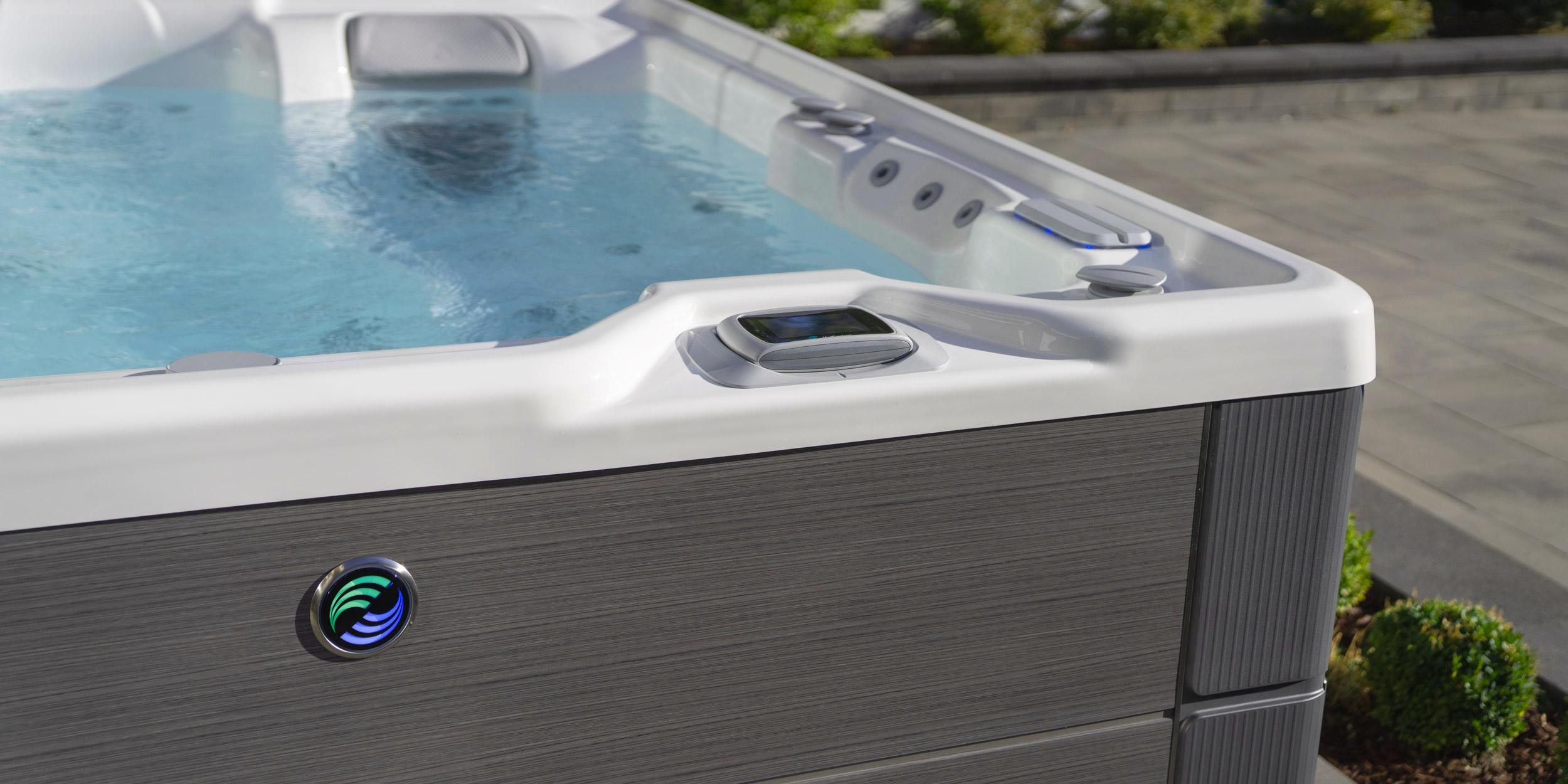 hot-spring-highlife-aria-alpinewhite-charcoal-closeup-cspot