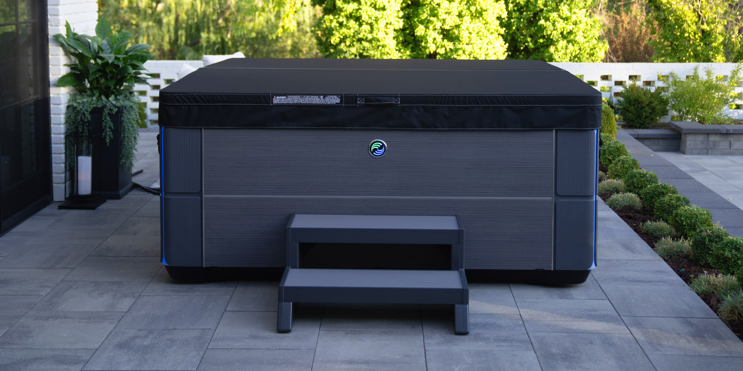 hot-spring-highlife-aria hot-spring-highlife-aria-alpinewhite-charcoal-withcover-cspot-ulkoporeallas-jonka-päällä-kansi-ja-kotipiha