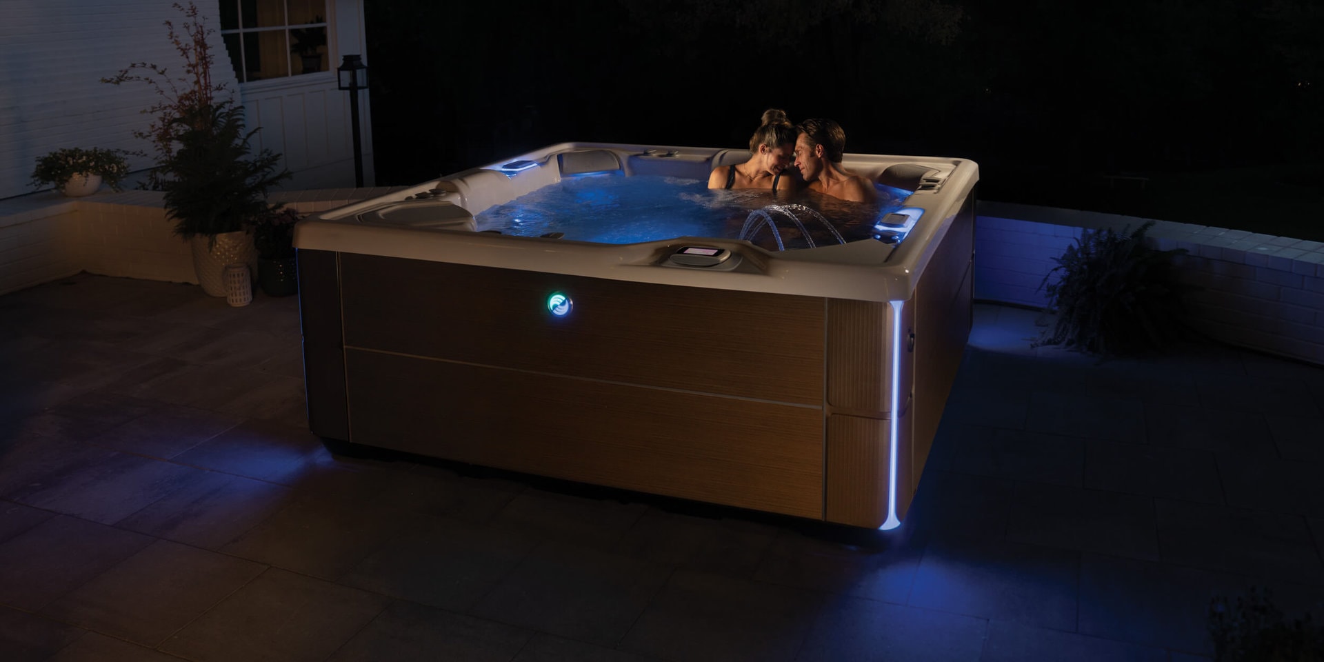 hot-spring-highlife-vanguard-alpinewhite-java-night-cspot hot-spring-highlife-vanguard-alpinewhite-java-night-cspot-pariskunta-ulkoporealtaassa