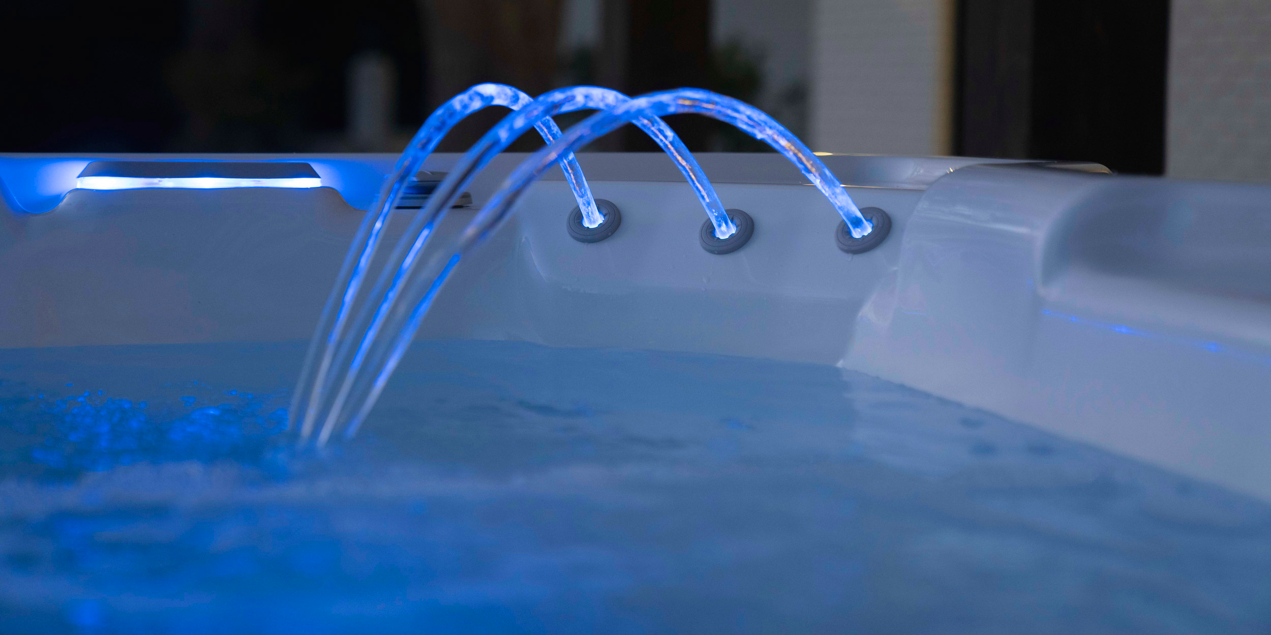 hot-spring-highlife-vanguard-alpinewhite-java-waterfeature-cspot hot-spring-highlife-vanguard-alpinewhite-ulkoporeallas-vesisuihku-sininen-led-valo-pimeässä