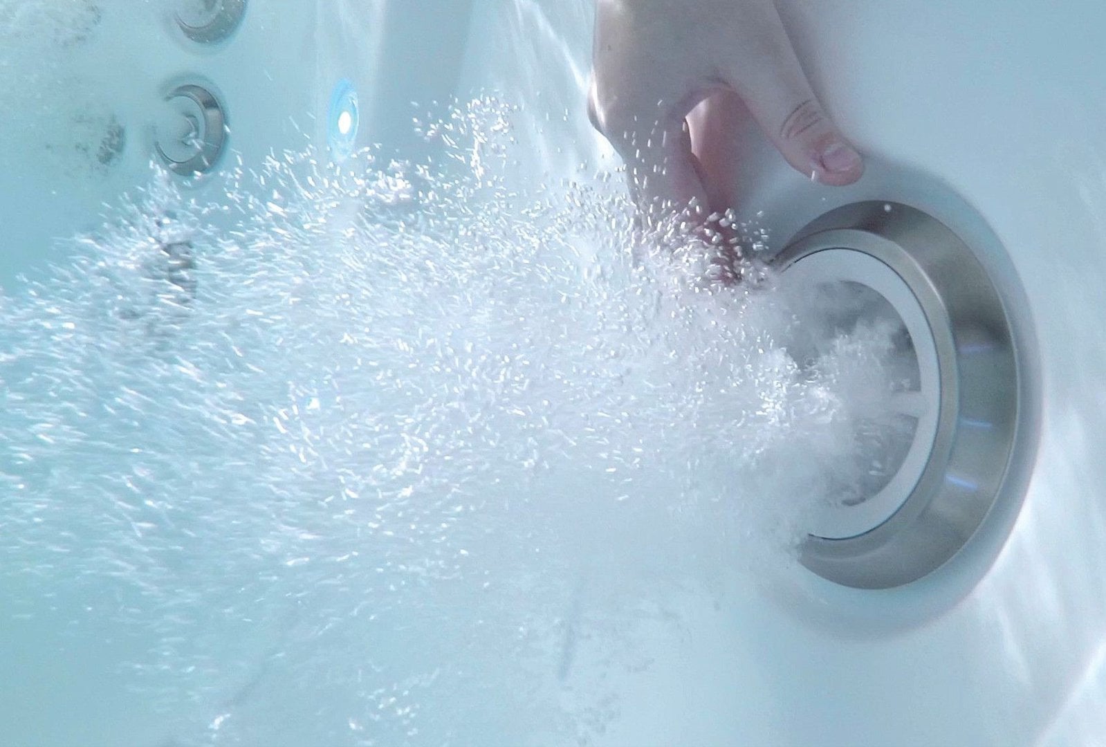 Hot Spring-Limelight-2018-Underwater-Hand-adjusting-jet2
