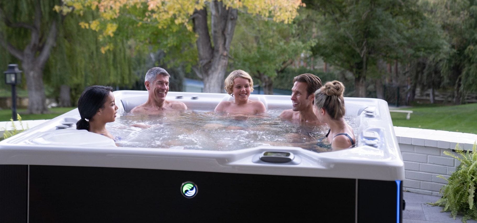 hotspring-Highlife-Vanguard-ulkoporeallas-AlpineWhite-Java-Lifestyle-perhe-ulkoporealtaassa