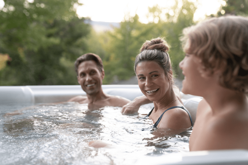 hotspring-Highlife-Vanguard-AlpineWhite-Lifestyle-perhe hotspring-Highlife-Vanguard-AlpineWhite-Lifestyle-perhe-ihmisiä-ulkoporealtaassa